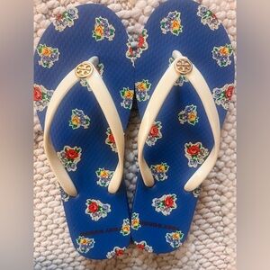 Tory Burch Blue Floral flip flops sandals with Cream Straps
Size 8 women’s